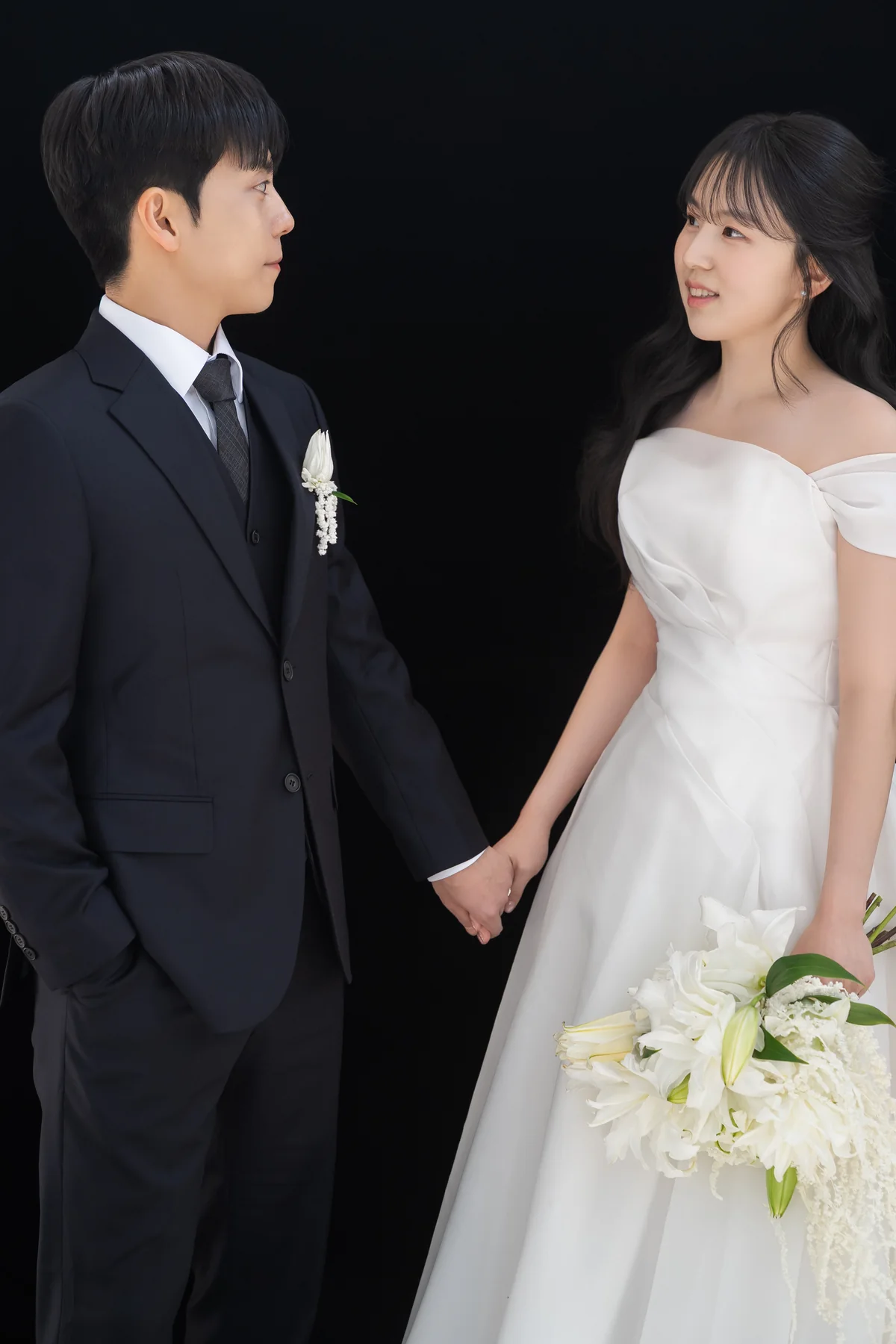 서로 손을 잡고 바라보는 효철과 수진