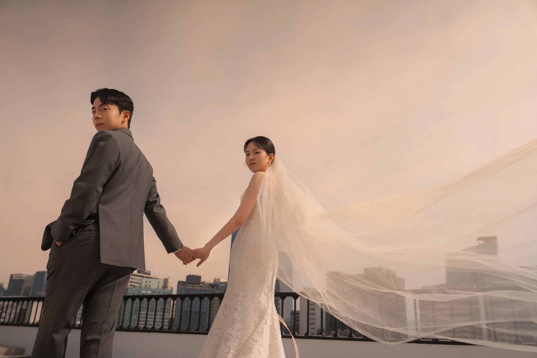 베일 아래 마주 본 효철과 수진